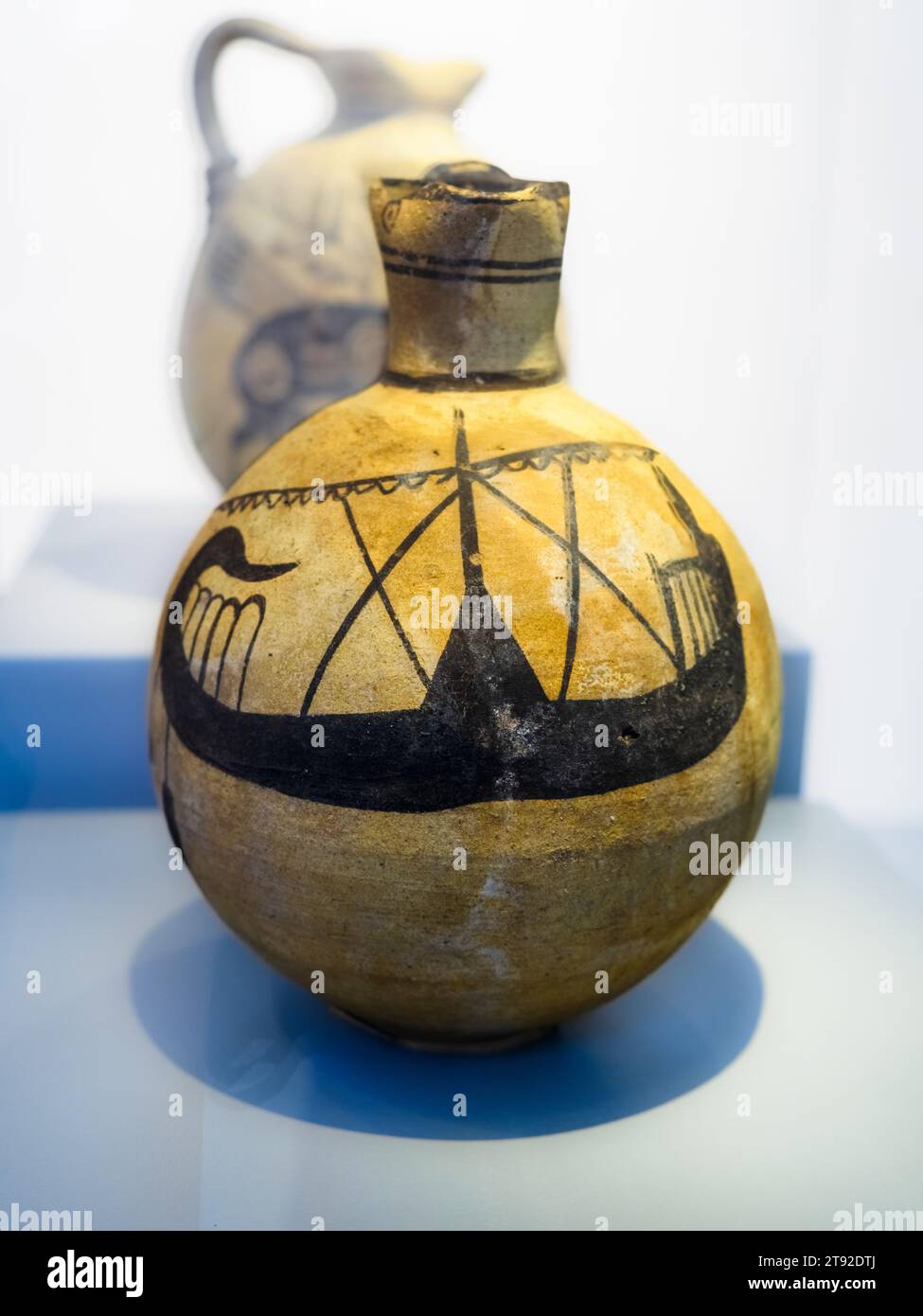 Cruche chypriote avec représentation d'un navire phénicien (750-600 av. J.-C.) - Musée archéologique régional Antonino Salinas - Palerme, Sicile Banque D'Images