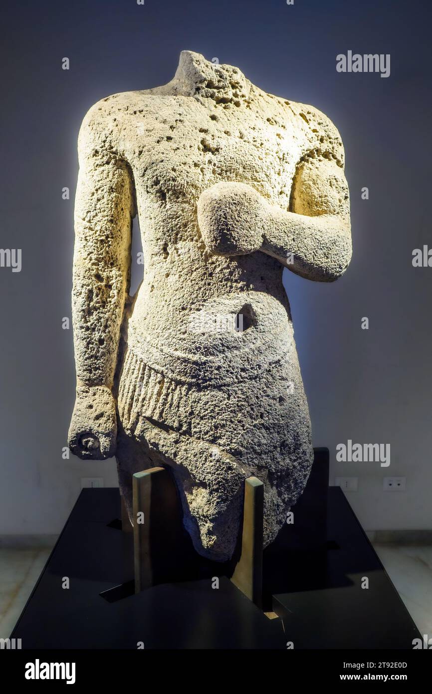 Le 'Torse de la Stagnone' (6e siècle av. J.-C.), calcarénite - Antonino Salinas Musée archéologique régional - Palerme, Sicile Banque D'Images