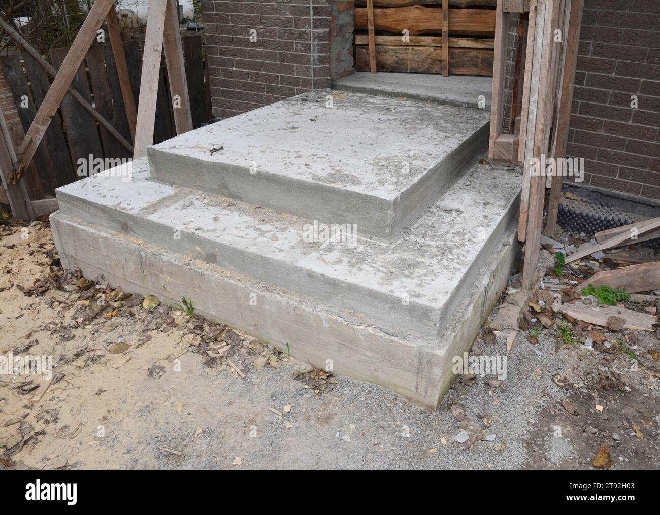 Gros plan sur la façon de construire un porche en béton surélevé. Banque D'Images