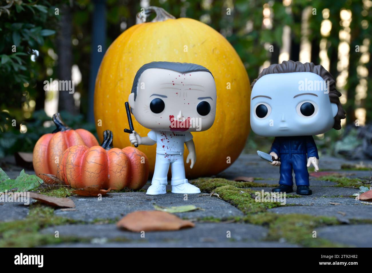 Funko Pop figurines d'action des personnages d'horreur Hannibal Lecter et Michael Myers. Halloween, saison effrayante, citrouilles, décor, mousse, jardin d'automne. Banque D'Images