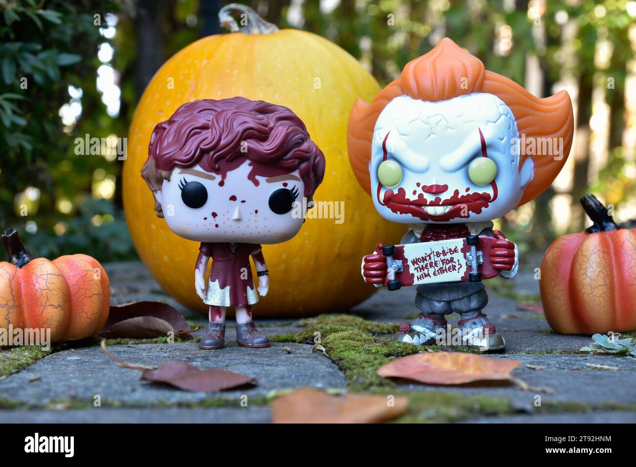Figurines Funko Pop de Beverly Marsh et Pennywise clown du film d'horreur IT. Halloween, saison effrayante, citrouilles, décor, mousse, feuilles d'automne. Banque D'Images