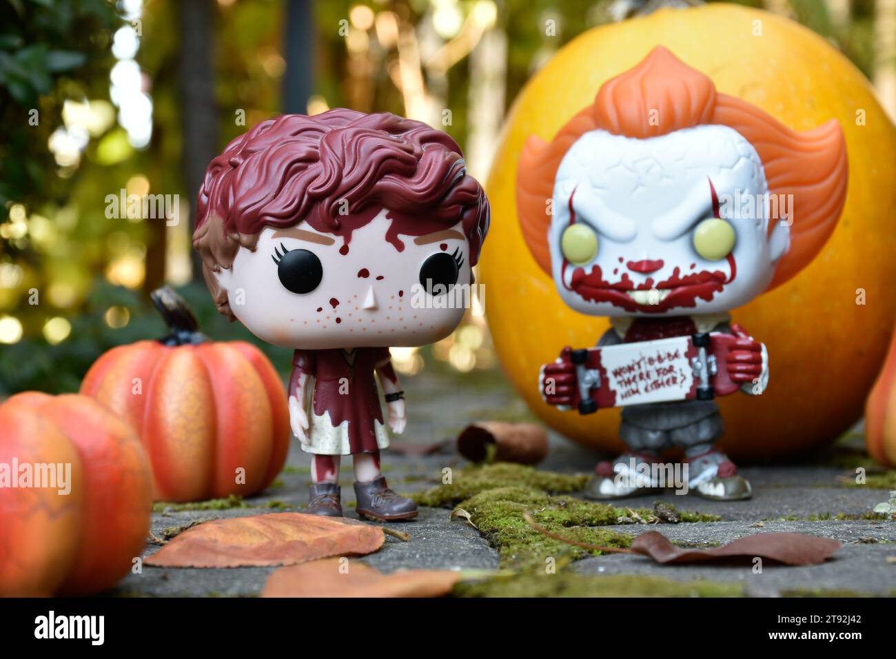 Figurines Funko Pop de Beverly Marsh et Pennywise clown du film d'horreur IT. Halloween, saison effrayante, citrouilles, décor, mousse, feuilles d'automne. Banque D'Images