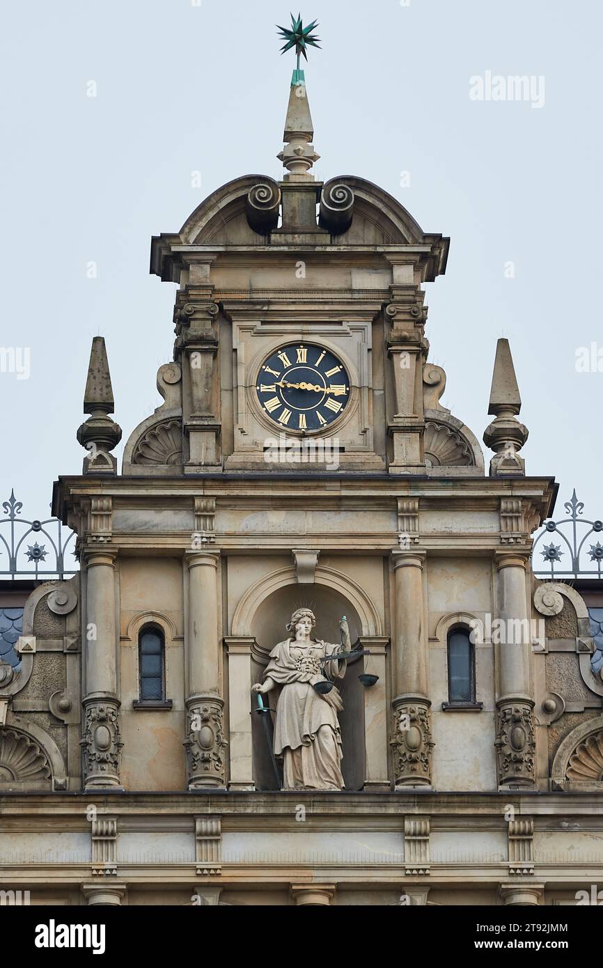 22 novembre 2023, Hambourg : une sculpture de Justitia, la déesse romaine de la justice, se dresse au-dessus de l'entrée principale du tribunal de district de Hambourg. Dans le bâtiment de la justice pénale sur Sievekingplatz, les plaidoyers et peut-être le verdict sont attendus dans le procès pour tentative de meurtre contre un homme de 32 ans à propos d'un différend sur la drogue sur la Reeperbahn. L'accusé est accusé de tentative conjointe de meurtre et de lésions corporelles graves. Avec un complice, il aurait agressé et blessé un homme dans un bar de la Reeperbahn ; le complice aurait tiré sur la victime dans le ventre. Photo : Georg We Banque D'Images