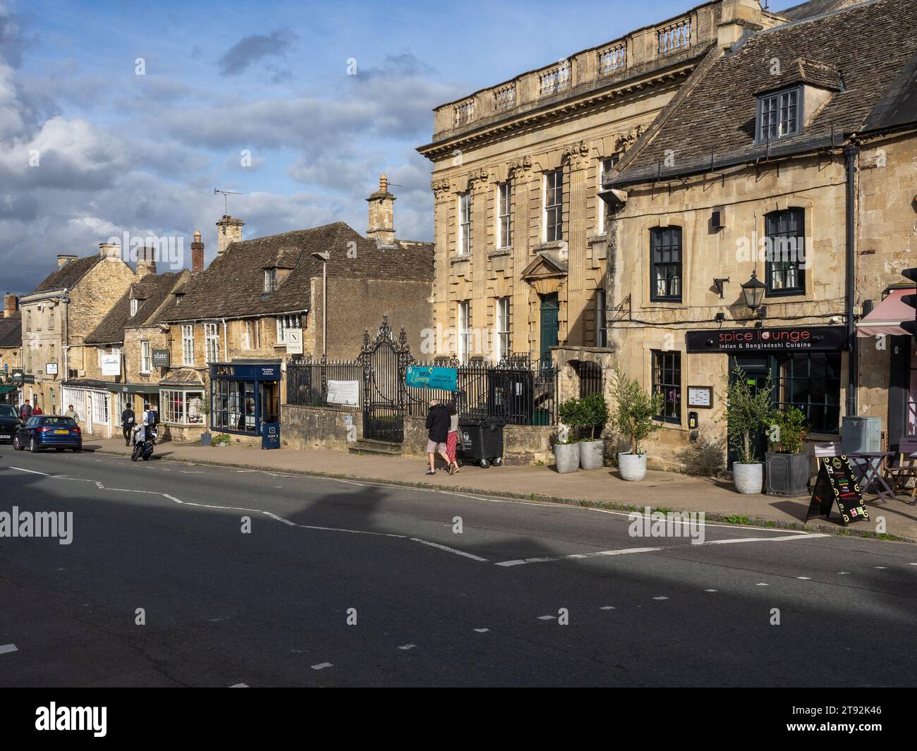 Scène de rue dans la jolie ville marchande Cotswold de Burford, Oxfordshire, Royaume-Uni Banque D'Images