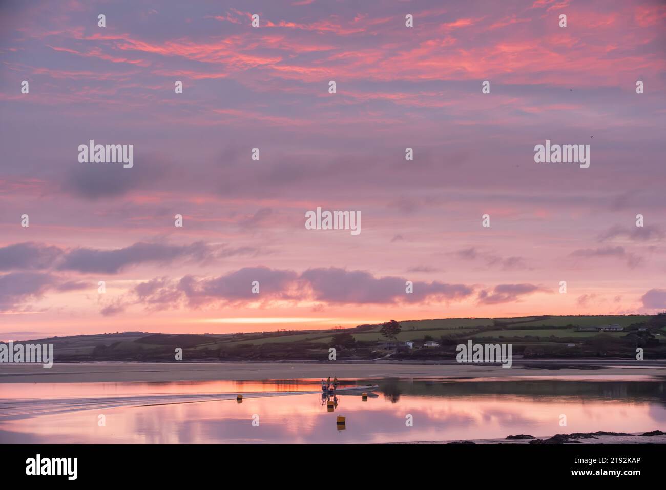 Padstow, Cornouailles, Royaume-Uni. 22 novembre 2023. UK Météo. Un bateau glisse sur l'eau à marée basse sur la rivière Camel ce matin au lever du soleil. C'était un début de journée doux avant la baisse des températures au cours du week-end. Crédit Simon Maycock / Alamy Live News. Banque D'Images