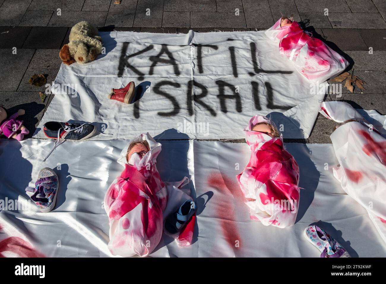Vue générale de poupées peintes avec du faux sang sur un tissu blanc avec les mots disant "tueur Israël" pendant la manifestation. Le bureau de presse du gouvernement de Gaza a partagé la dernière situation sur le nombre total de morts et de blessés dans la bande de Gaza le 44e jour des attaques sur son compte Telegram. Plus de 13 000 personnes, dont 5 500 enfants et 3 500 femmes, ont perdu la vie dans les attaques menées par l ' armée israélienne contre la bande de Gaza depuis octobre 7. Dans la déclaration, il était indiqué que 201 des morts étaient des médecins, des infirmières et lui Banque D'Images