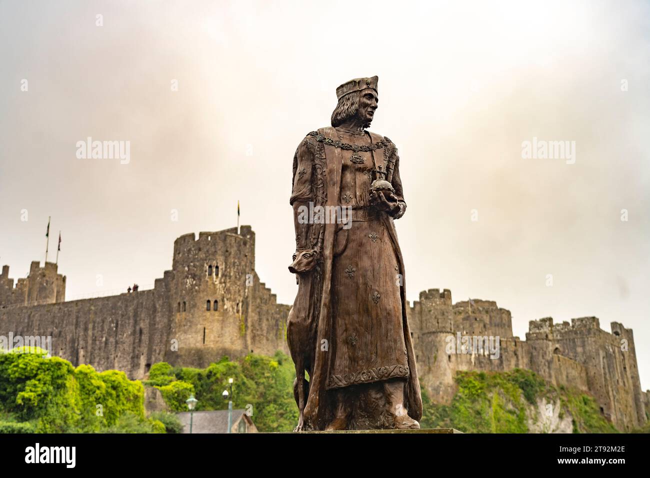 Statue von König Henry VII vor der Burg Château de Pembroke , Pembroke, pays de Galles, Großbritannien, Europa | King Henry VII, Pembroke, pays de Galles, Royaume-Uni Banque D'Images