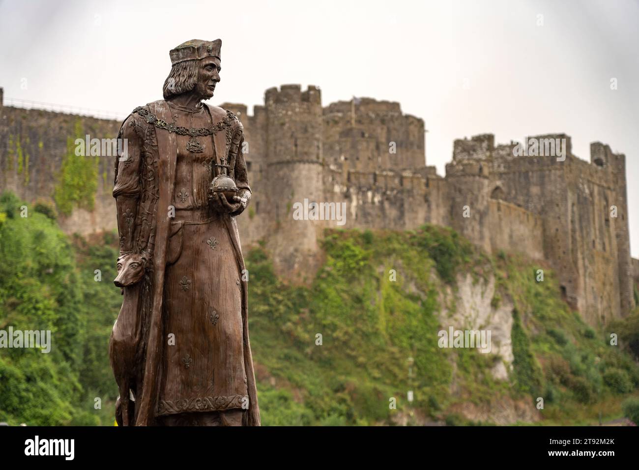 Statue von König Henry VII vor der Burg Château de Pembroke , Pembroke, pays de Galles, Großbritannien, Europa | King Henry VII, Pembroke, pays de Galles, Royaume-Uni Banque D'Images