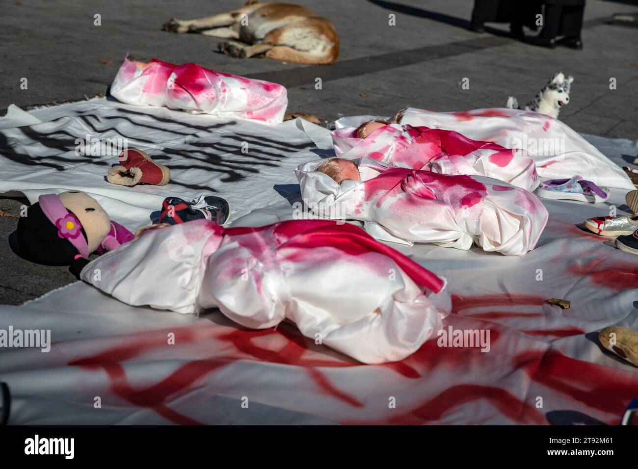 Vue générale de poupées peintes avec du faux sang sur un tissu blanc avec les mots disant "tueur Israël" pendant la manifestation. Le bureau de presse du gouvernement de Gaza a partagé la dernière situation sur le nombre total de morts et de blessés dans la bande de Gaza le 44e jour des attaques sur son compte Telegram. Plus de 13 000 personnes, dont 5 500 enfants et 3 500 femmes, ont perdu la vie dans les attaques menées par l ' armée israélienne contre la bande de Gaza depuis octobre 7. Dans la déclaration, il était indiqué que 201 des morts étaient des médecins, des infirmières et lui Banque D'Images