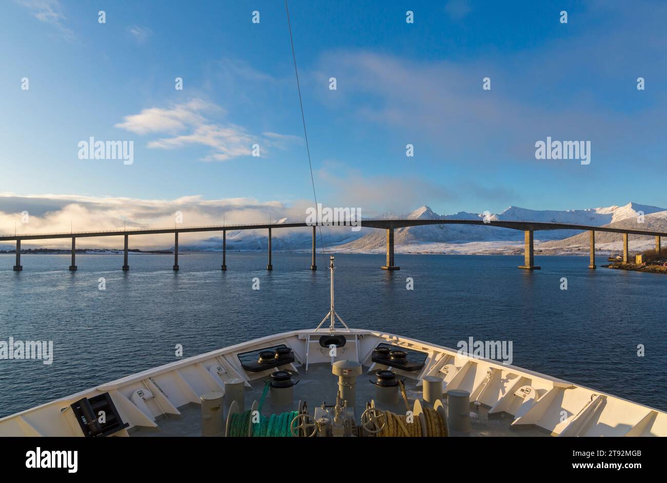 Approche du pont Andøy sur Hurtigruten MS Richard avec un bateau de croisière à Risoyhamn Norvège, Scandinavie, Europe en octobre Banque D'Images