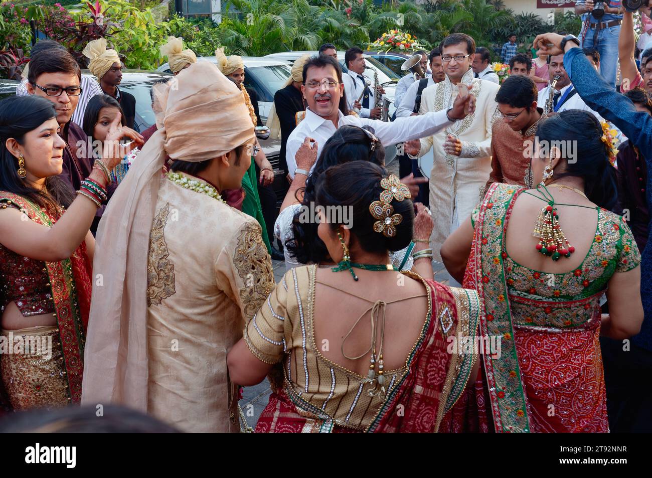 Une fête de mariage haut de gamme à Mumbai, en Inde, se répand dans la rue et se lance dans la danse impromptue Banque D'Images