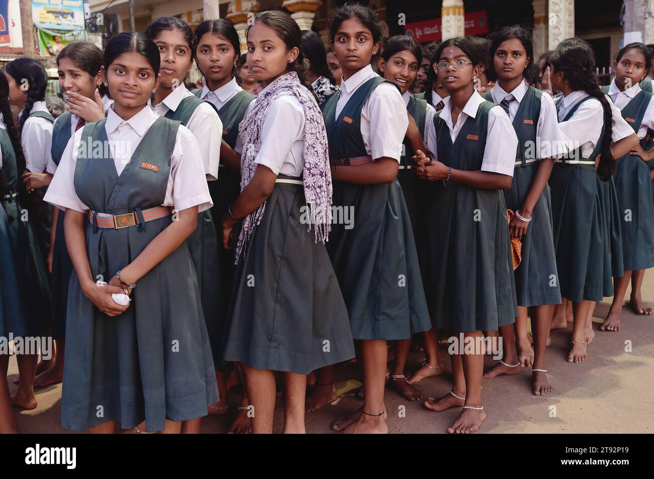 Les écolières de l'Inde du Sud en uniforme s'habillent de manière ordonnée en faisant la queue pour visiter le temple Balakrishna (Balkrishna) à Udipi (Udupi), Karnataka, Inde Banque D'Images