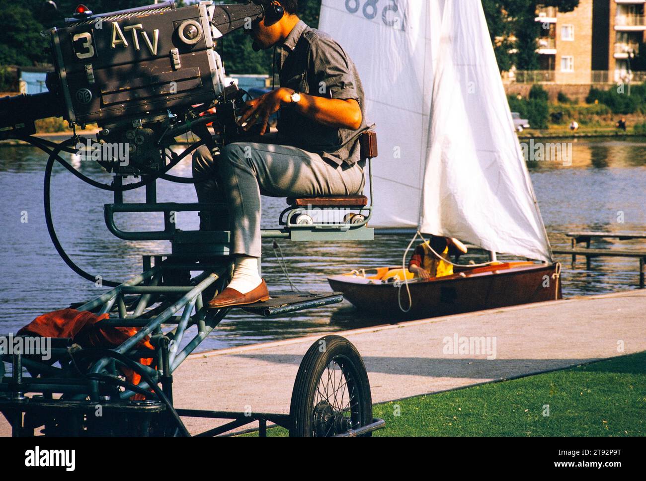 Cameraman ATV Television ITV Company Outside broadcast, UK 1964 événement de voile River Thames Banque D'Images