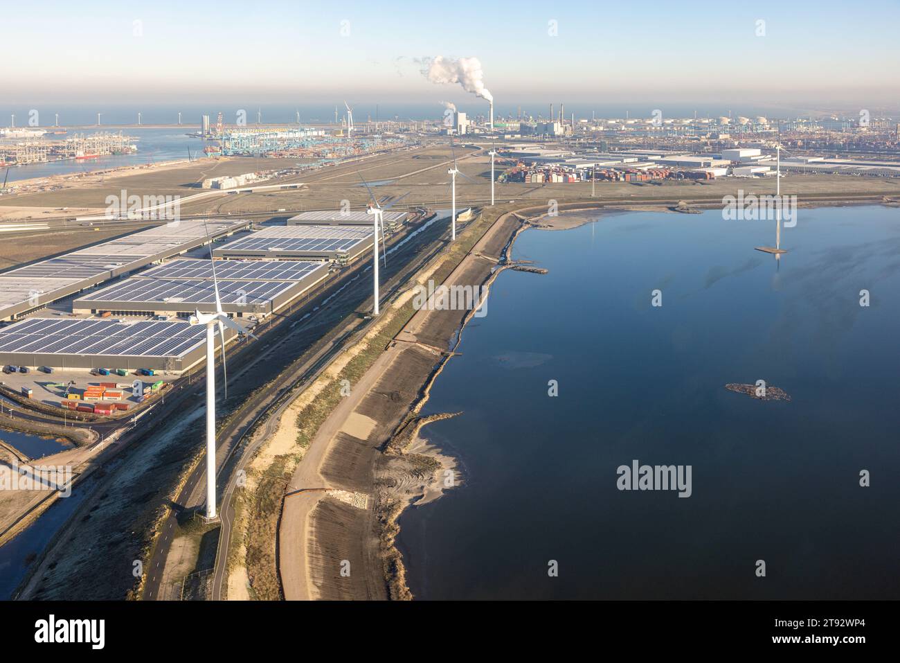 Maasvlakte Rotterdam, pays-Bas - 14 décembre 2022 : vue aérienne zone industrielle Maasvlakte dans le port de Rotterdam. Usine chimique à l'horizon Banque D'Images