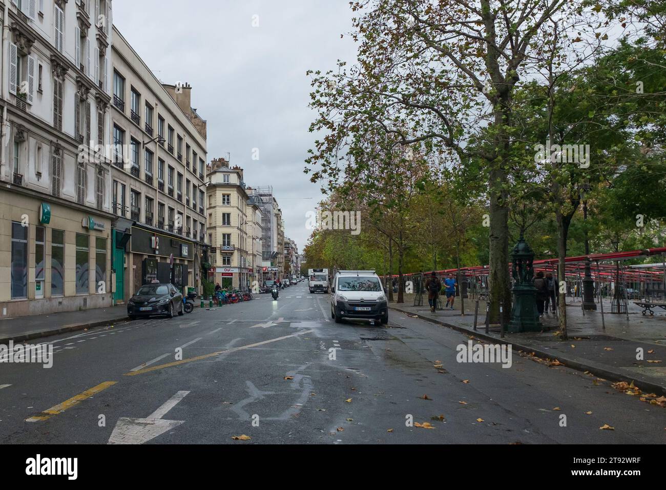 Paris, France, 2023. Perspective du boulevard déserté Richard Lenoir par un jour sombre et pluvieux en automne Banque D'Images