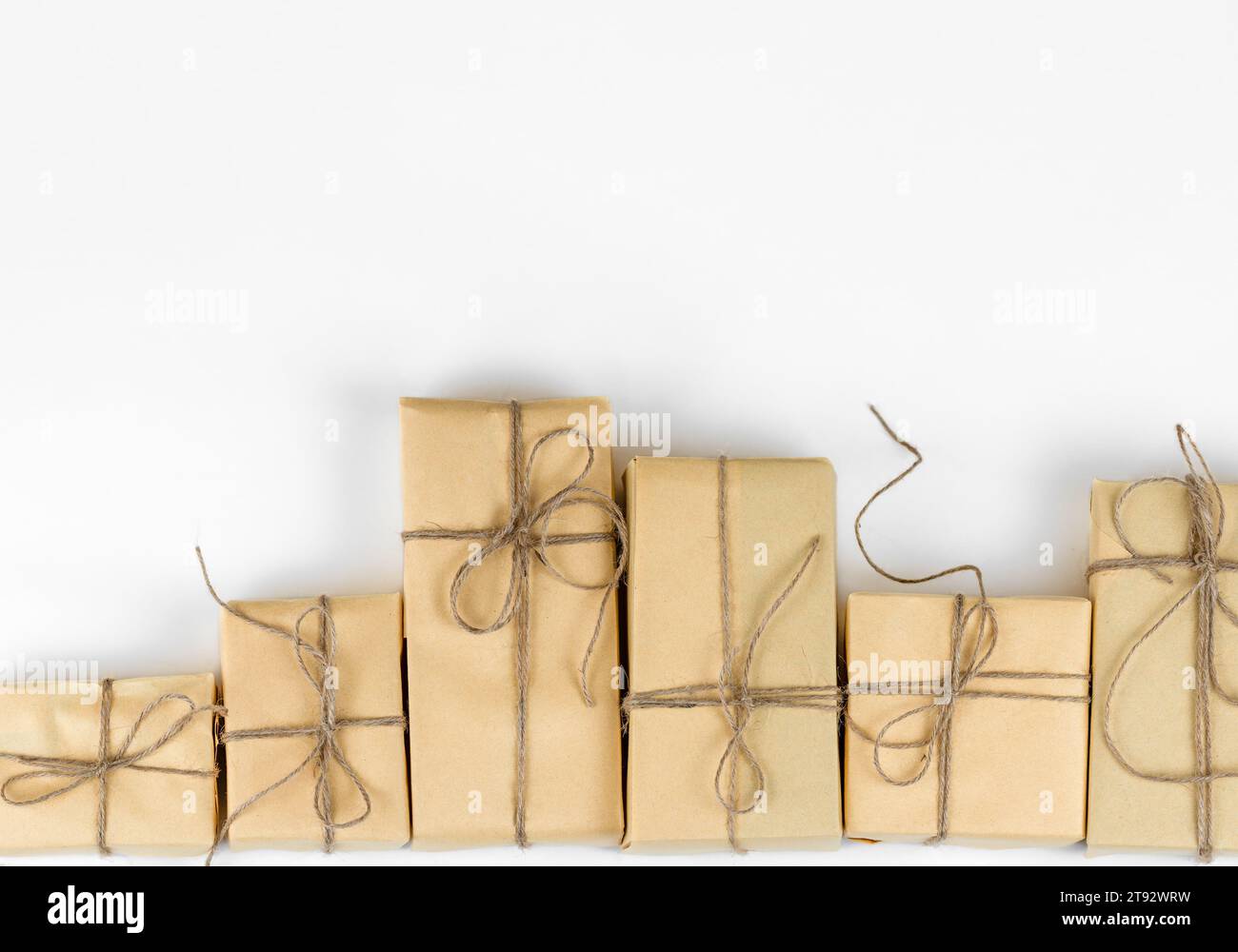 Colis cadeaux en papier recyclé. Boîtes cadeaux brunes Banque D'Images