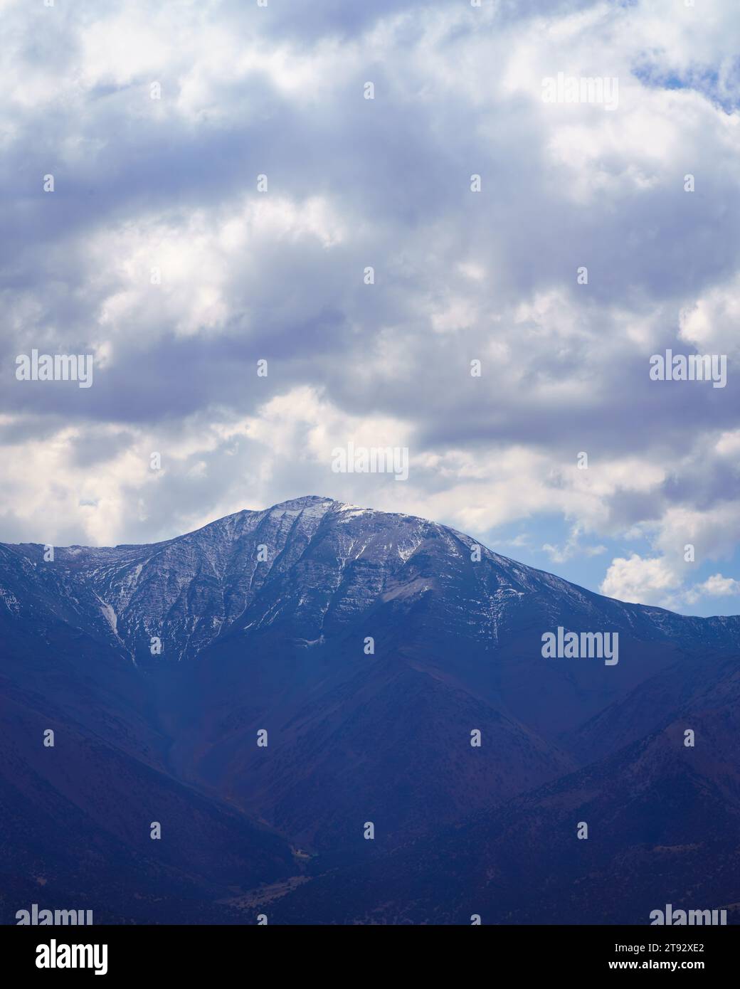 Sommet de montagne couvert de neige jeune et illuminé par le soleil par une journée ensoleillée dans la réserve de Zaamin. Paysage de montagne. Banque D'Images