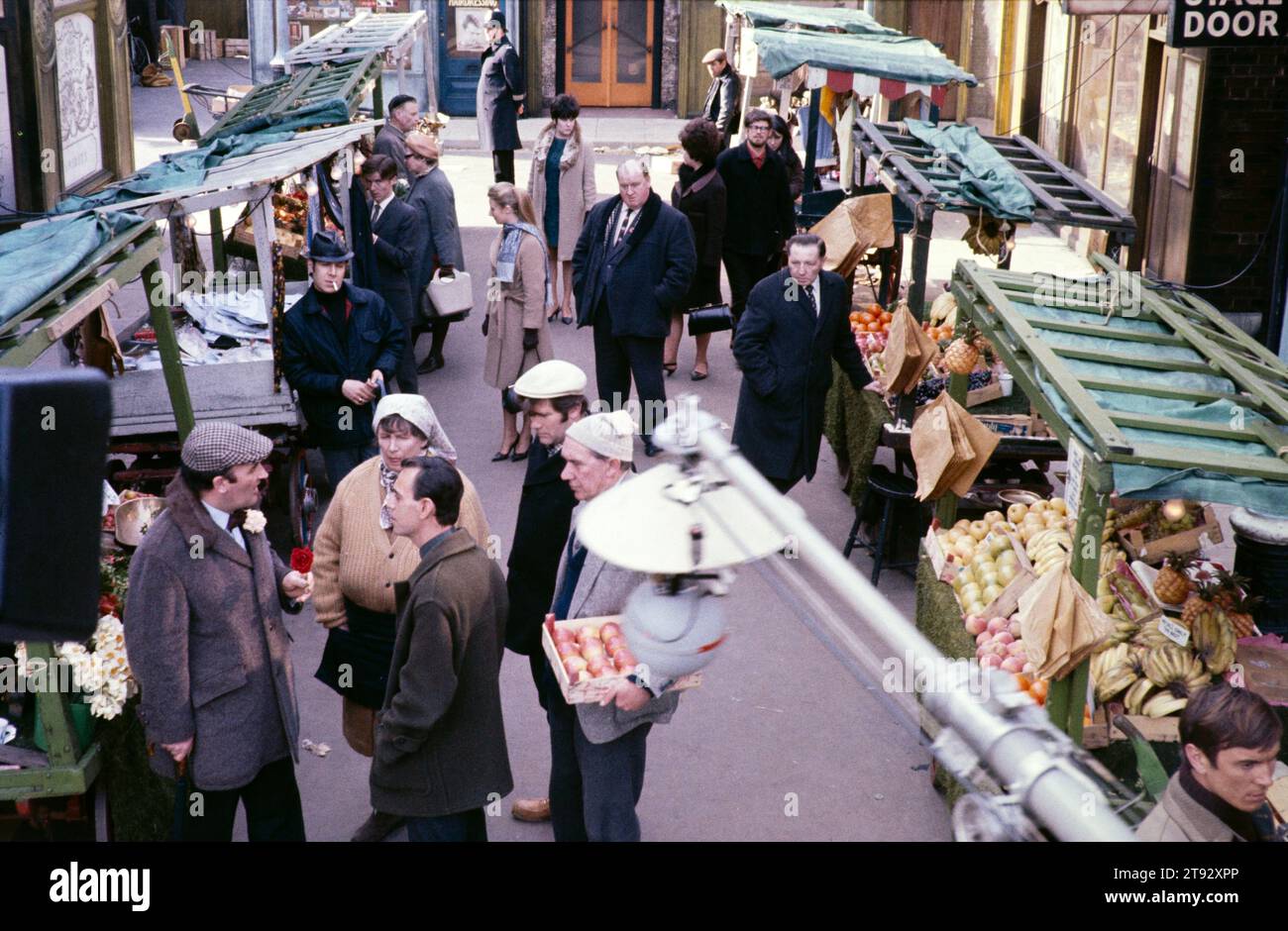 Acteurs jouant dans la production extérieure ITV dans un lieu de marché de rue ou de tournage, Angleterre, Royaume-Uni les années 1960 ont pensé pour être 'Market on Honey Lane' série 1967-69 se déroulant à Soho, Londres boom sonore visible au premier plan Banque D'Images Acteurs jouant dans la production extérieure ITV dans un lieu de marché de rue ou de tournage, Angleterre, Royaume-Uni les années 1960 ont pensé pour être 'Market on Honey Lane' série 1967-69 se déroulant à Soho, Londres boom sonore visible au premier plan Banque D'Images