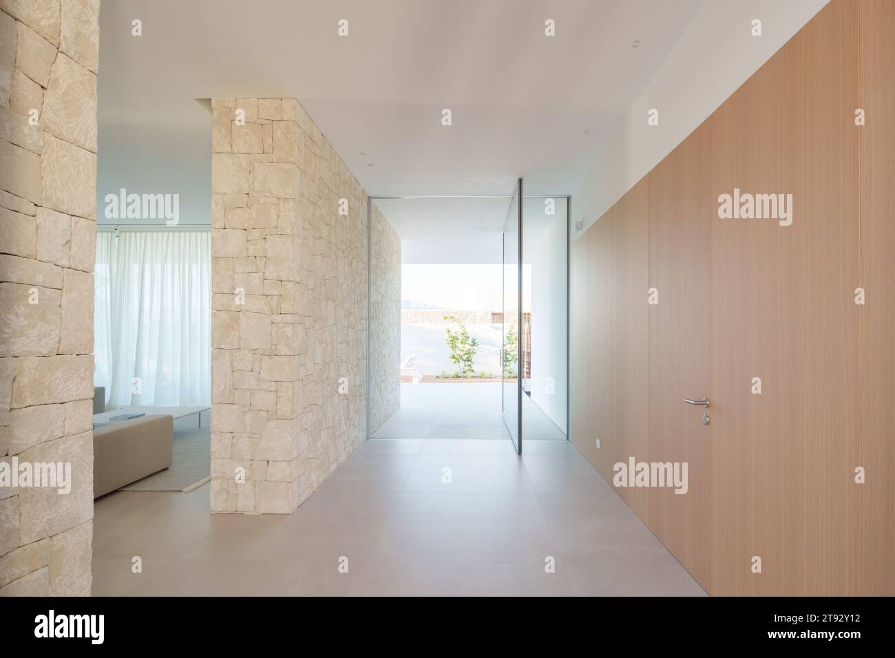Une maison de luxe avec une piscine minimaliste et blanche et des jardins pourrait avoir un design contemporain et élégant Banque D'Images