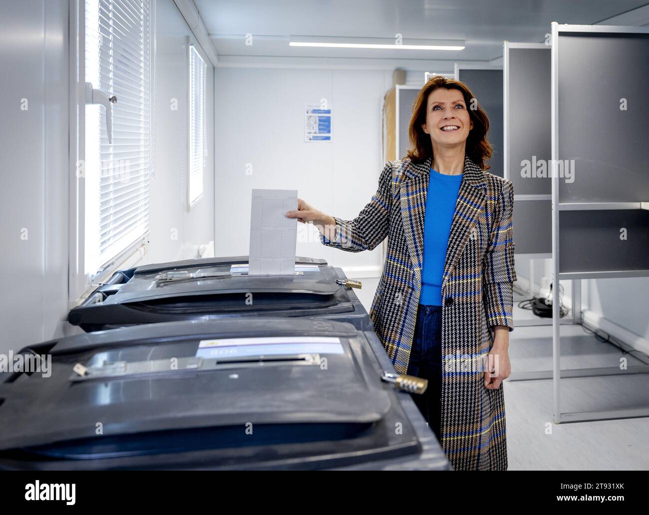 LA HAYE - Esther Ouwehand, chef du Parti pour les animaux (PvdD), vote pour les élections à la Chambre des représentants à la gare centrale de la Haye. ANP REMKO DE WAAL netherlands Out - belgique Out Banque D'Images