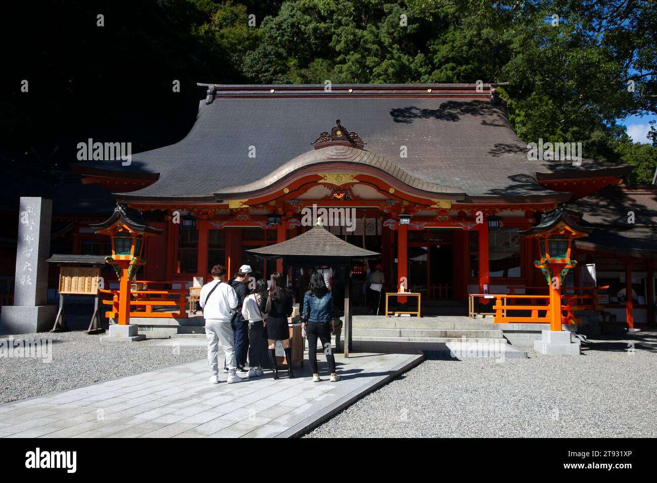 Kumano Kodo, Japon ; 1 octobre 2023 : groupes de touristes visitant les temples autour de la cascade de Nachi au Grand sanctuaire de Kumano Nachi. Banque D'Images