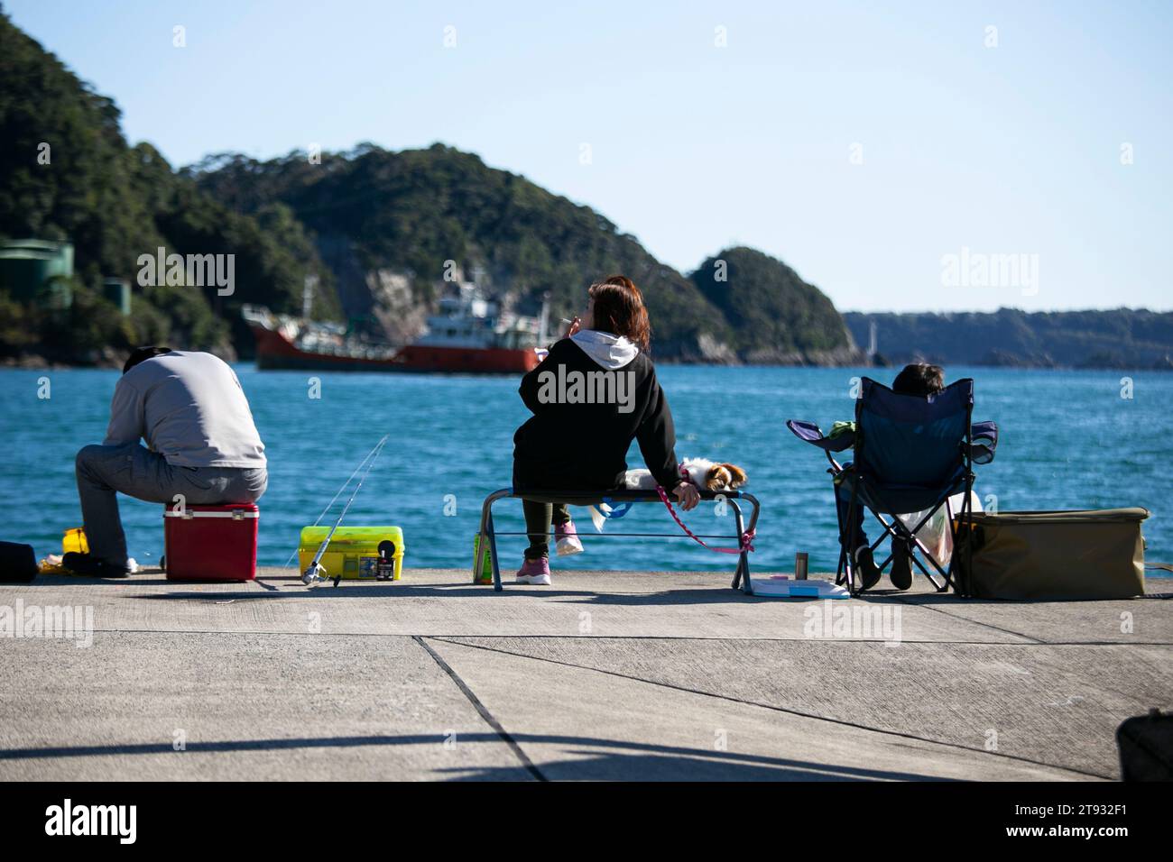 Nachikatsuura, Japon ; 1 octobre 2023 : les habitants pêchent au port de Nachikatsuura pendant une journée ensoleillée. Banque D'Images