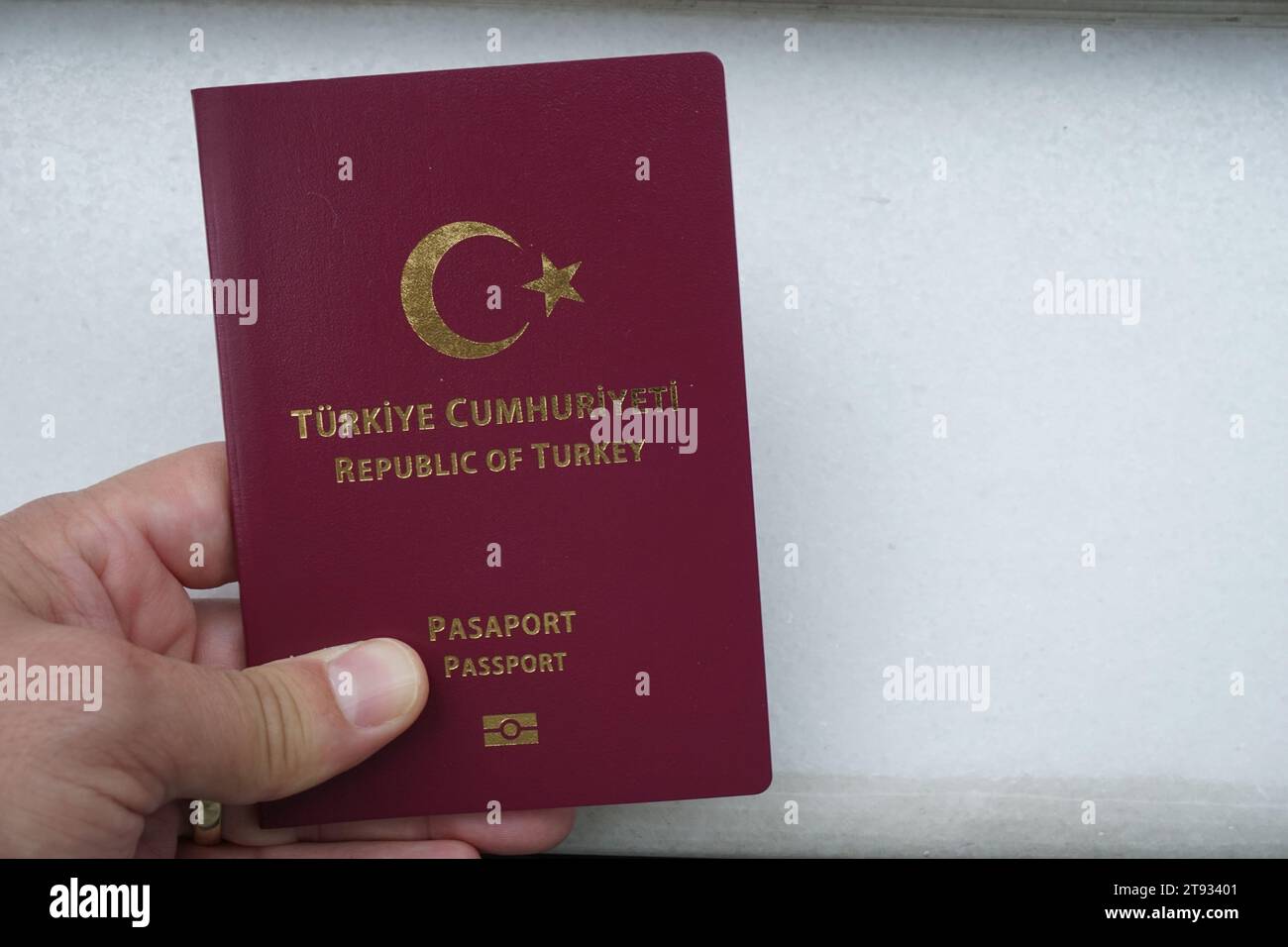 Passeport de la République de Türkiye, main tenant le passeport Banque D'Images