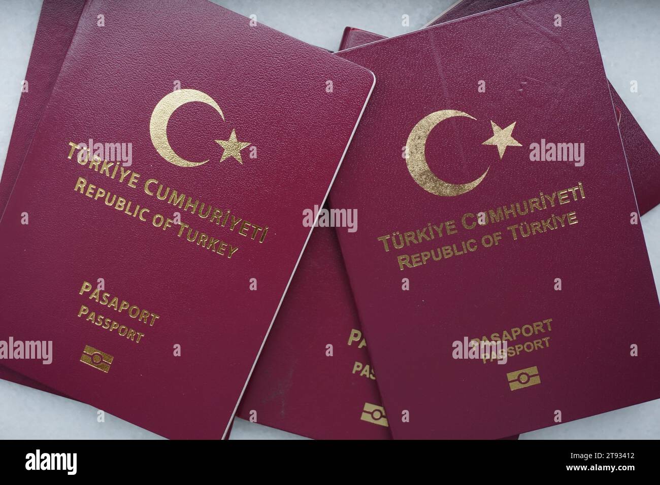 Passeports de couleur rouge de la République de Türkiye Banque D'Images