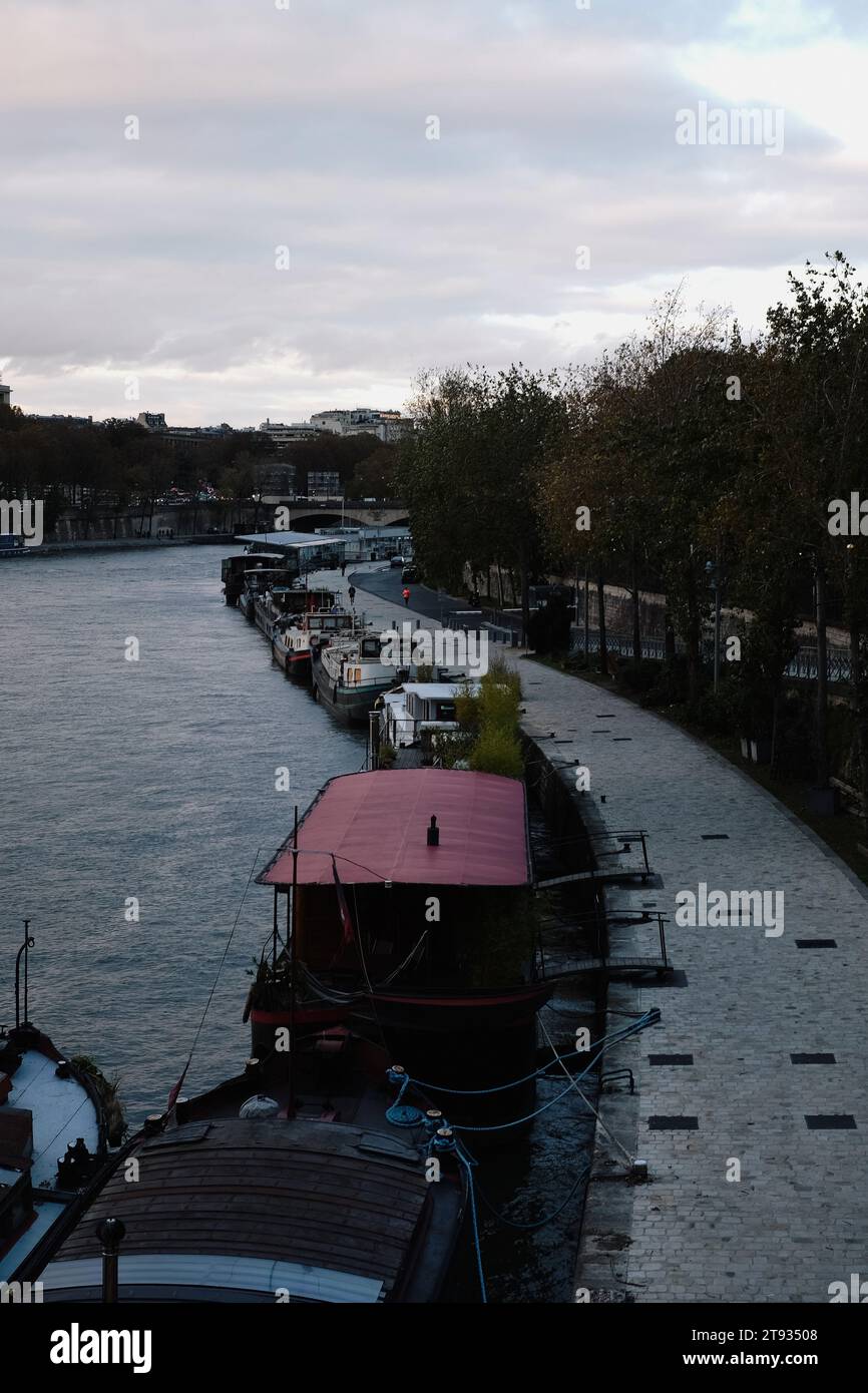 Skyline de Paris avec des bâtiments, des bateaux sur l'eau et un ciel nuageux dans le 15e arrondissement Banque D'Images