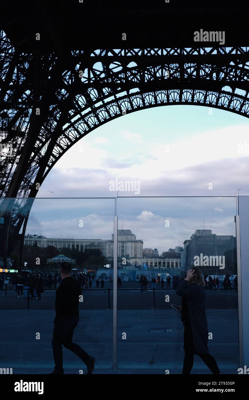 Paire flânant près de la Tour Eiffel à Paris Banque D'Images