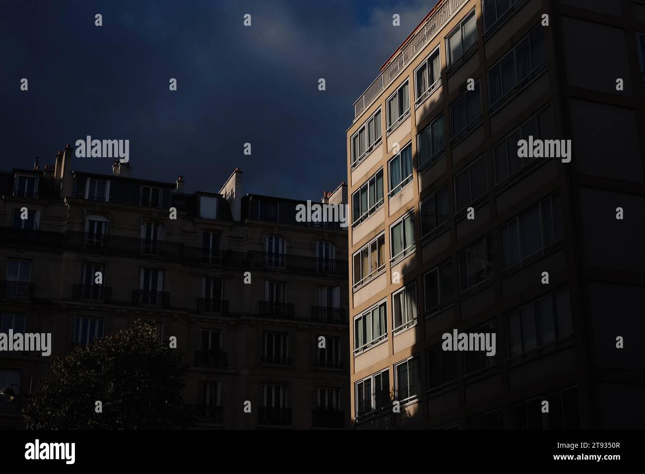 Vue sur le bâtiment parisien à l'ombre dans le 15e arrondissement de Paris Banque D'Images