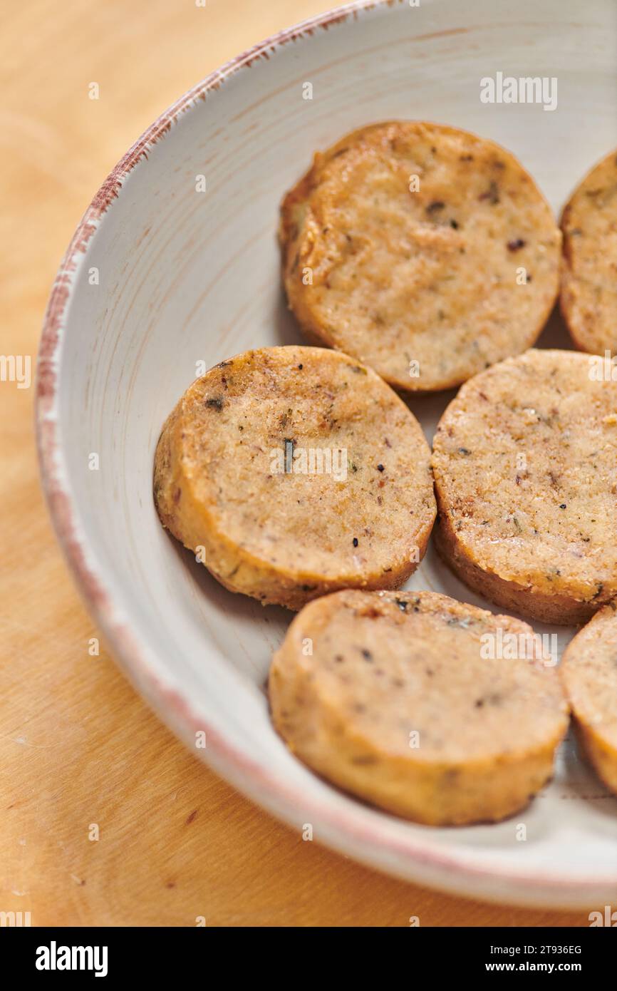 vue rapprochée du bol avec des côtelettes végétariennes saines, concept de cuisine alternative à base de plantes Banque D'Images