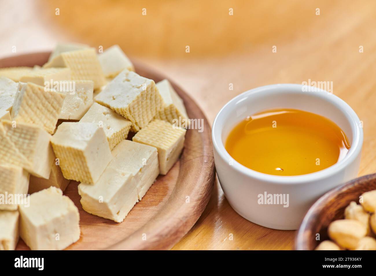 gros plan de fromage de tofu savoureux et d'huile d'olive naturelle, alimentation saine et concept de végétarisme Banque D'Images