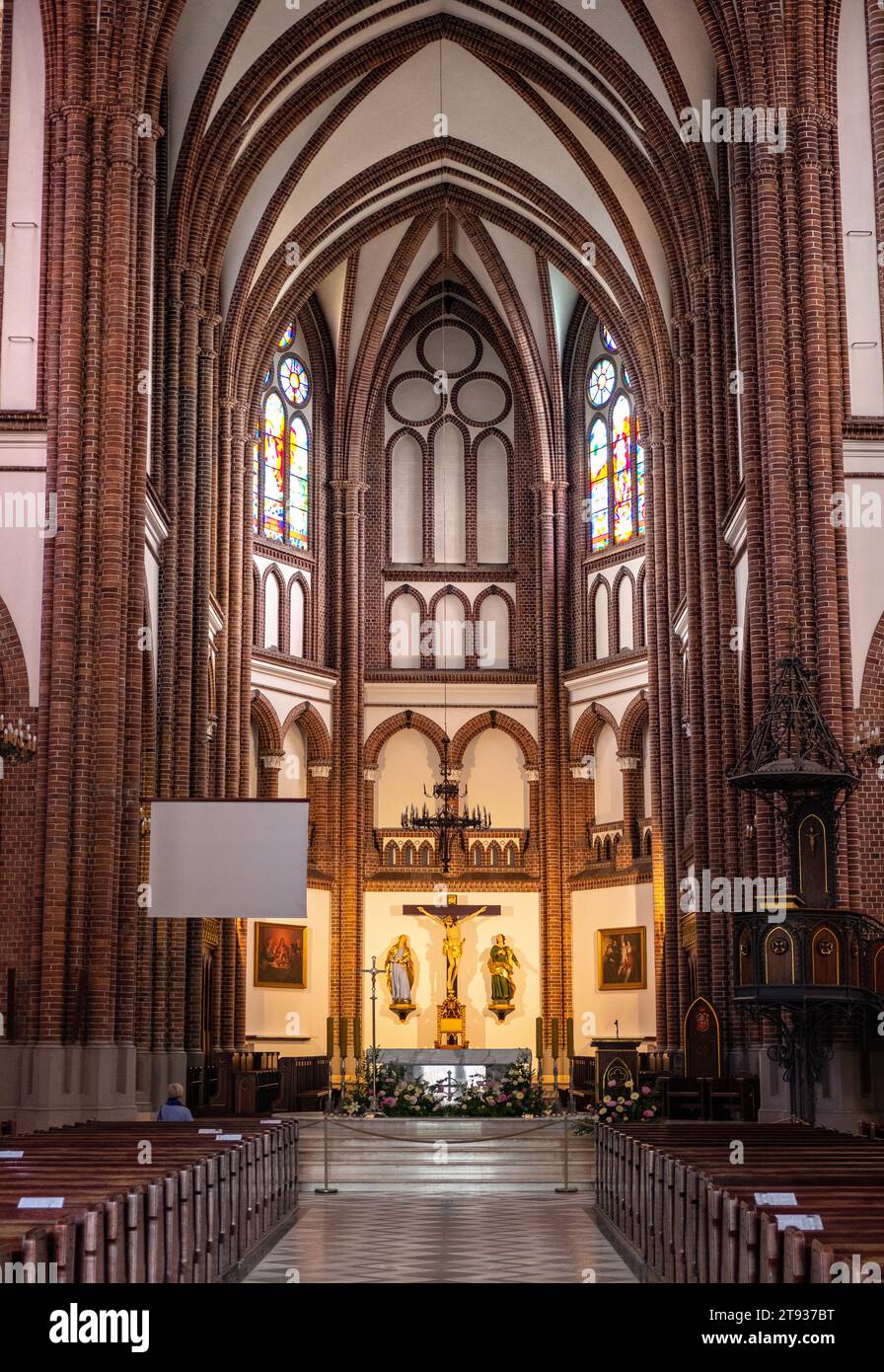 Varsovie, Pologne - 6 juin 2021 : nef principale et presbytère du Martyr Saint Florian et de l'église cathédrale Michel Archange, rue Florianska à Praga Banque D'Images