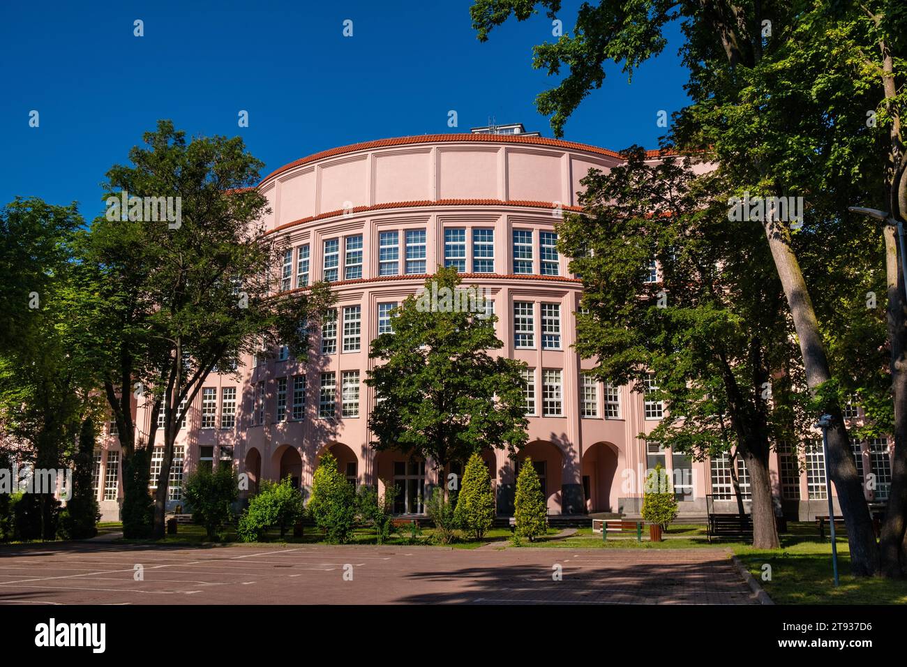 Varsovie, Pologne - 22 juin 2021 : École d'économie de Varsovie SGH bâtiment historique principal de l'école de commerce à Aleja Niepodleglosci rue à Mokotow Banque D'Images