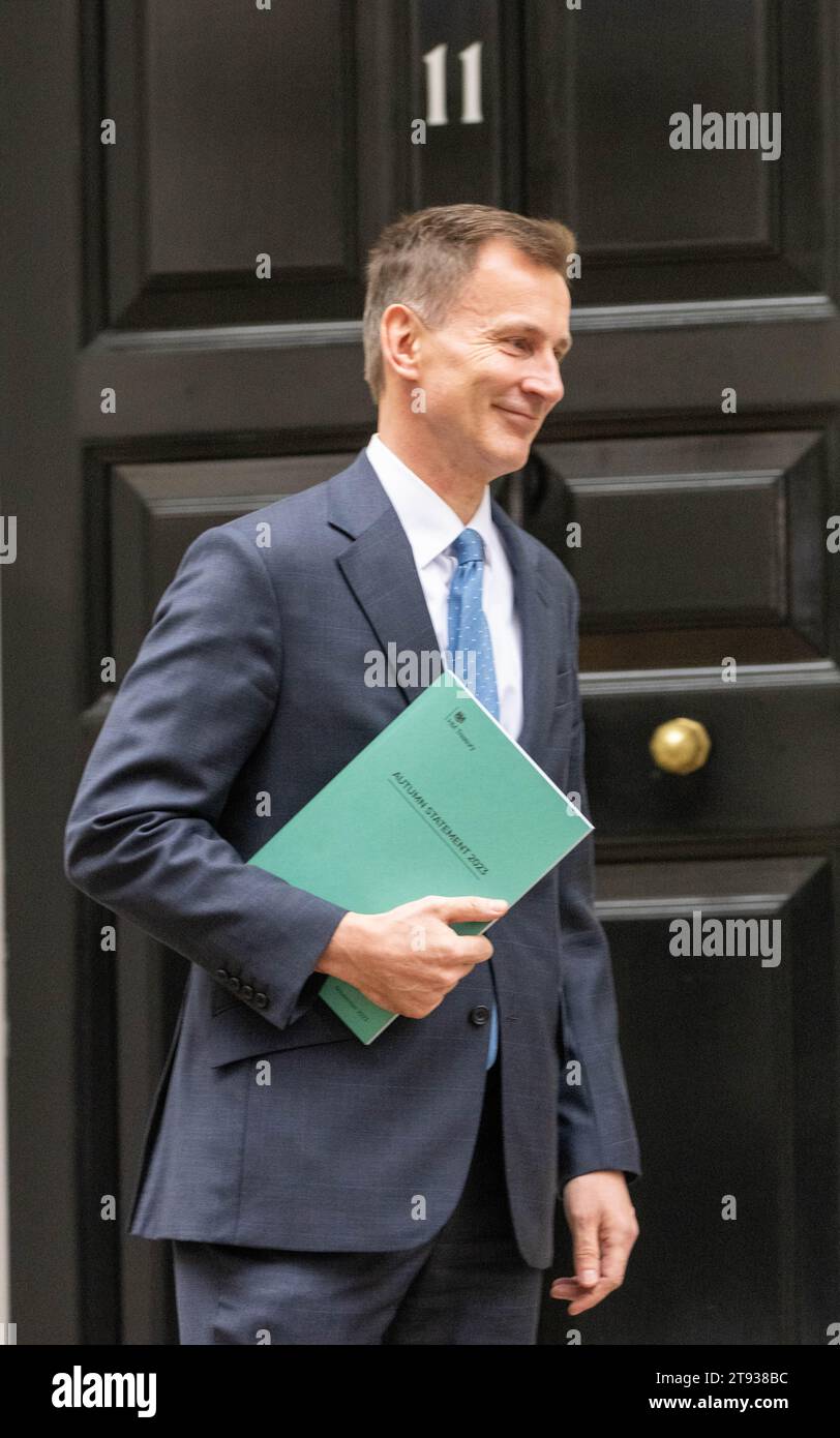 Londres, Royaume-Uni. 22 novembre 2023. Jeremy Hunt, chancelier de l'Échiquier, part présenter la déclaration d'automne du 11 Downing Street London UK Credit : Ian Davidson/Alamy Live News Banque D'Images