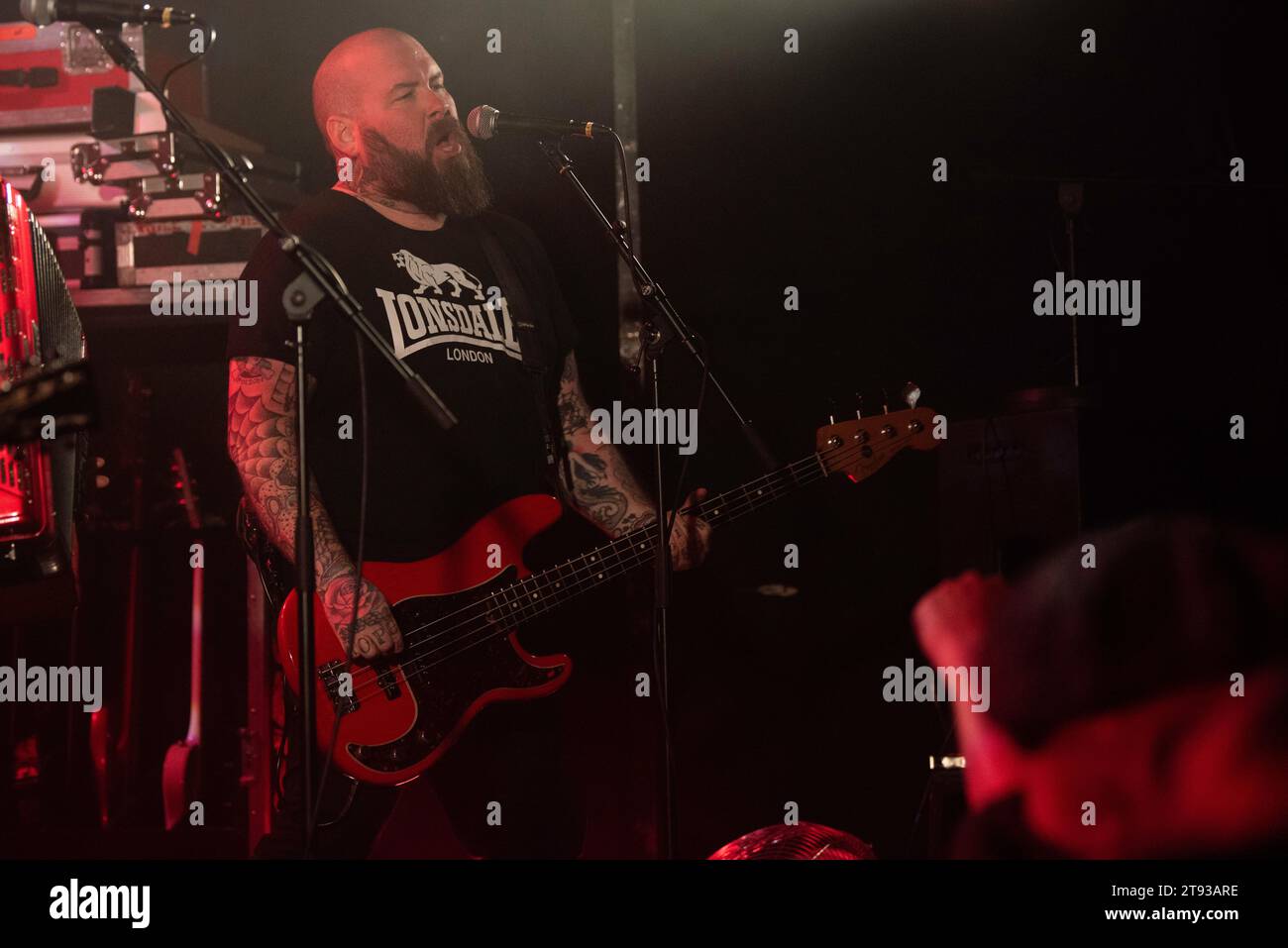 Groupe de punk celtique originaire d'Australie, The Rumjacks, se produisant en live au SO36 à Berlin, en Allemagne. Banque D'Images