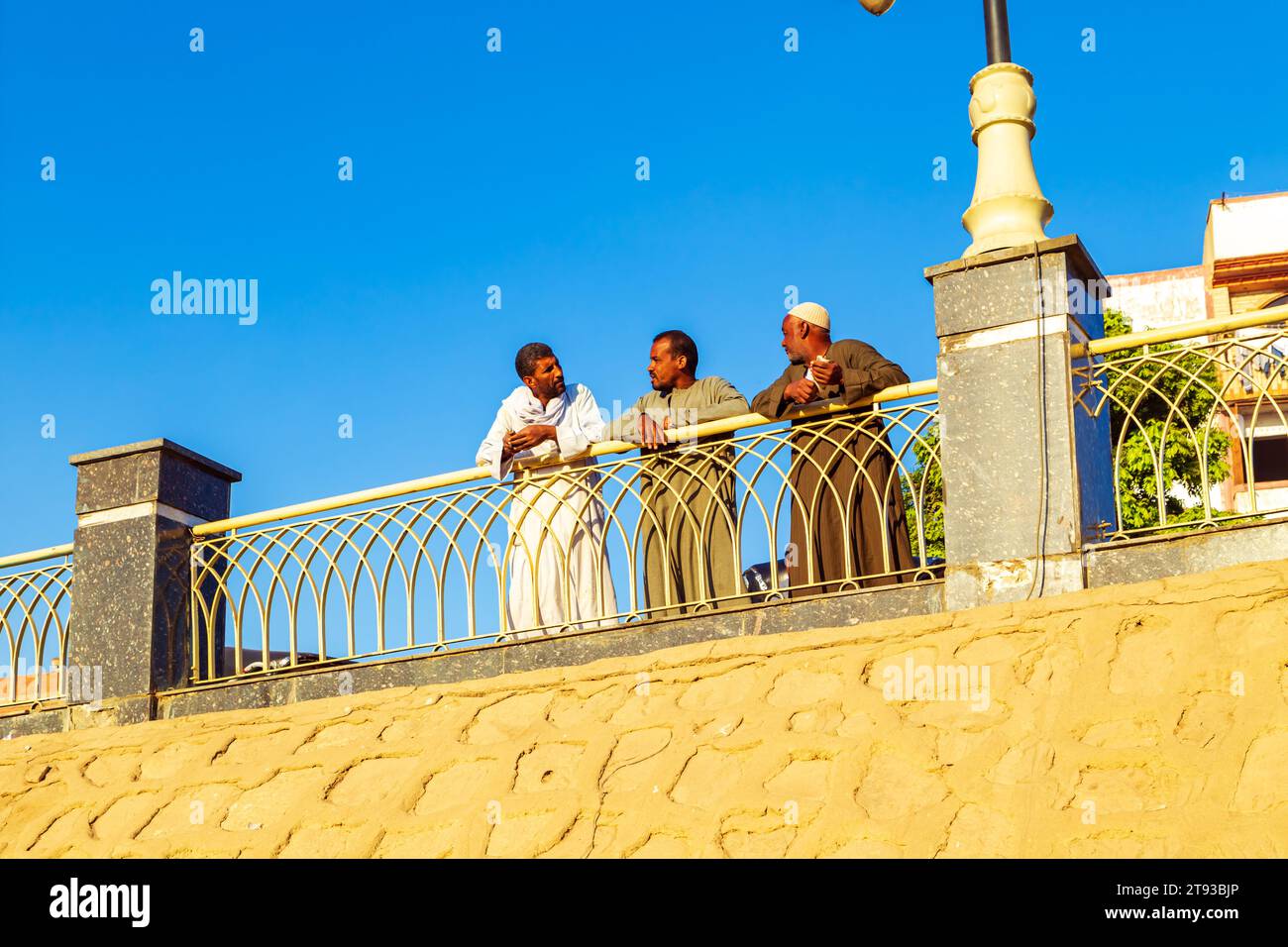 Les Égyptiens sur le remblai d'Edfou. La vie quotidienne. Edfou, Égypte – 20 octobre 2023 Banque D'Images