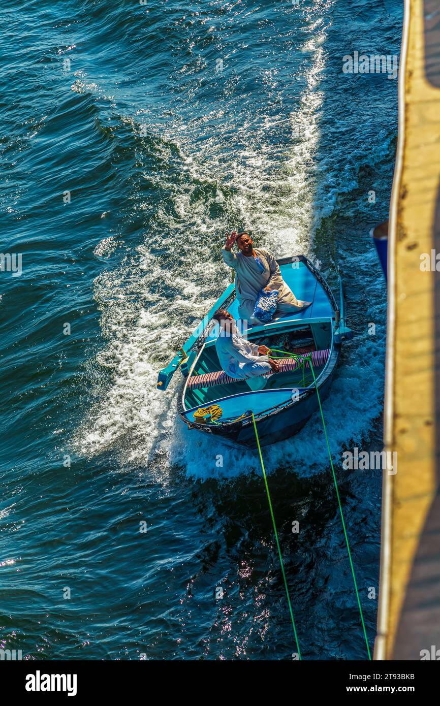 Les vendeurs de textiles sur leurs bateaux approchent un bateau de croisière en attendant d'entrer dans l'écluse d'Esna. Les vendeurs espèrent vendre des marchandises aux touristes. Esna, Égypte – octobre 20 Banque D'Images