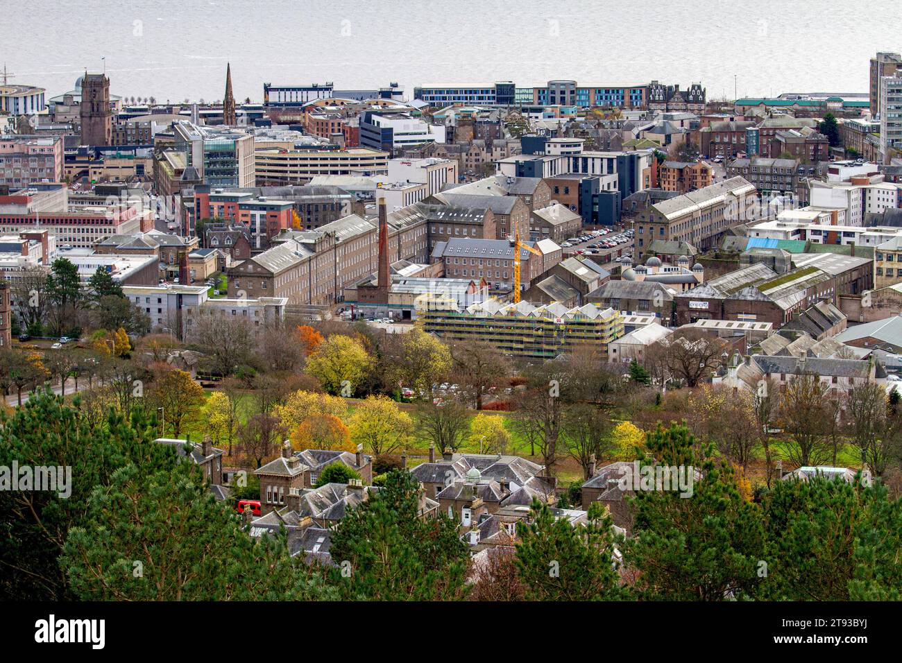 Dundee, Tayside, Écosse, Royaume-Uni. 22 novembre 2023. UK Météo : le temps dans le nord-est de l'Écosse est modéré et nuageux en novembre, avec des sommets autour de 13°C. Dundee City, la rivière Tay, et ses banlieues environnantes dans le paysage hivernal sans neige vu de la « Loi », le point culminant de la ville. Crédit : Dundee Photographics/Alamy Live News Banque D'Images