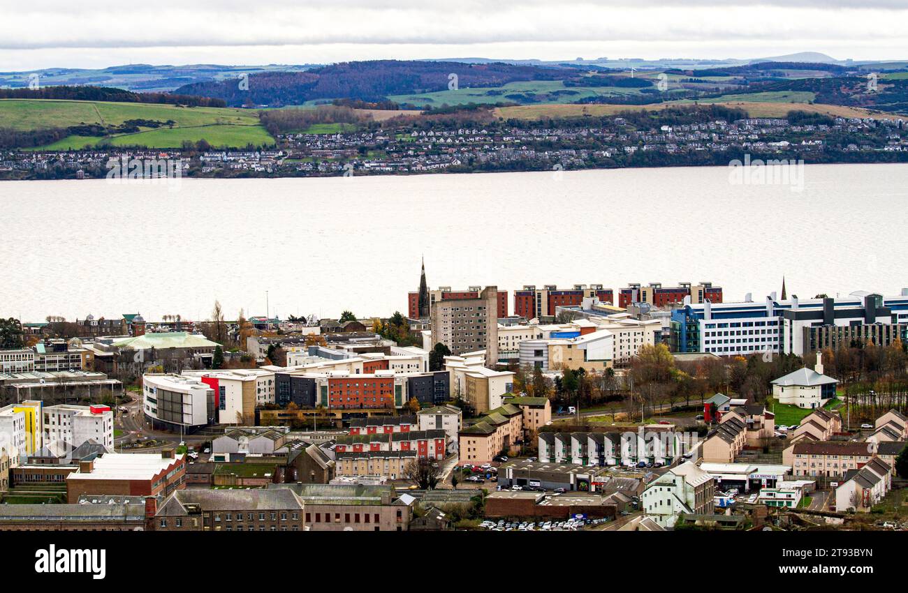 Dundee, Tayside, Écosse, Royaume-Uni. 22 novembre 2023. UK Météo : le temps dans le nord-est de l'Écosse est modéré et nuageux en novembre, avec des sommets autour de 13°C. Dundee City, la rivière Tay, et ses banlieues environnantes dans le paysage hivernal sans neige vu de la « Loi », le point culminant de la ville. Crédit : Dundee Photographics/Alamy Live News Banque D'Images