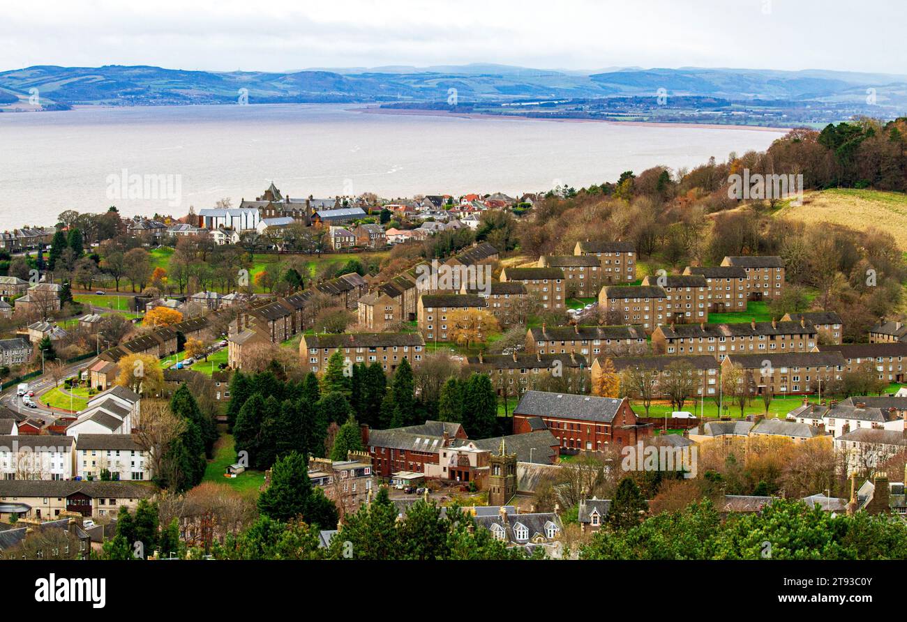 Dundee, Tayside, Écosse, Royaume-Uni. 22 novembre 2023. UK Météo : le temps dans le nord-est de l'Écosse est modéré et nuageux en novembre, avec des sommets autour de 13°C. Dundee City, la rivière Tay, et ses banlieues environnantes dans le paysage hivernal sans neige vu de la « Loi », le point culminant de la ville. Crédit : Dundee Photographics/Alamy Live News Banque D'Images