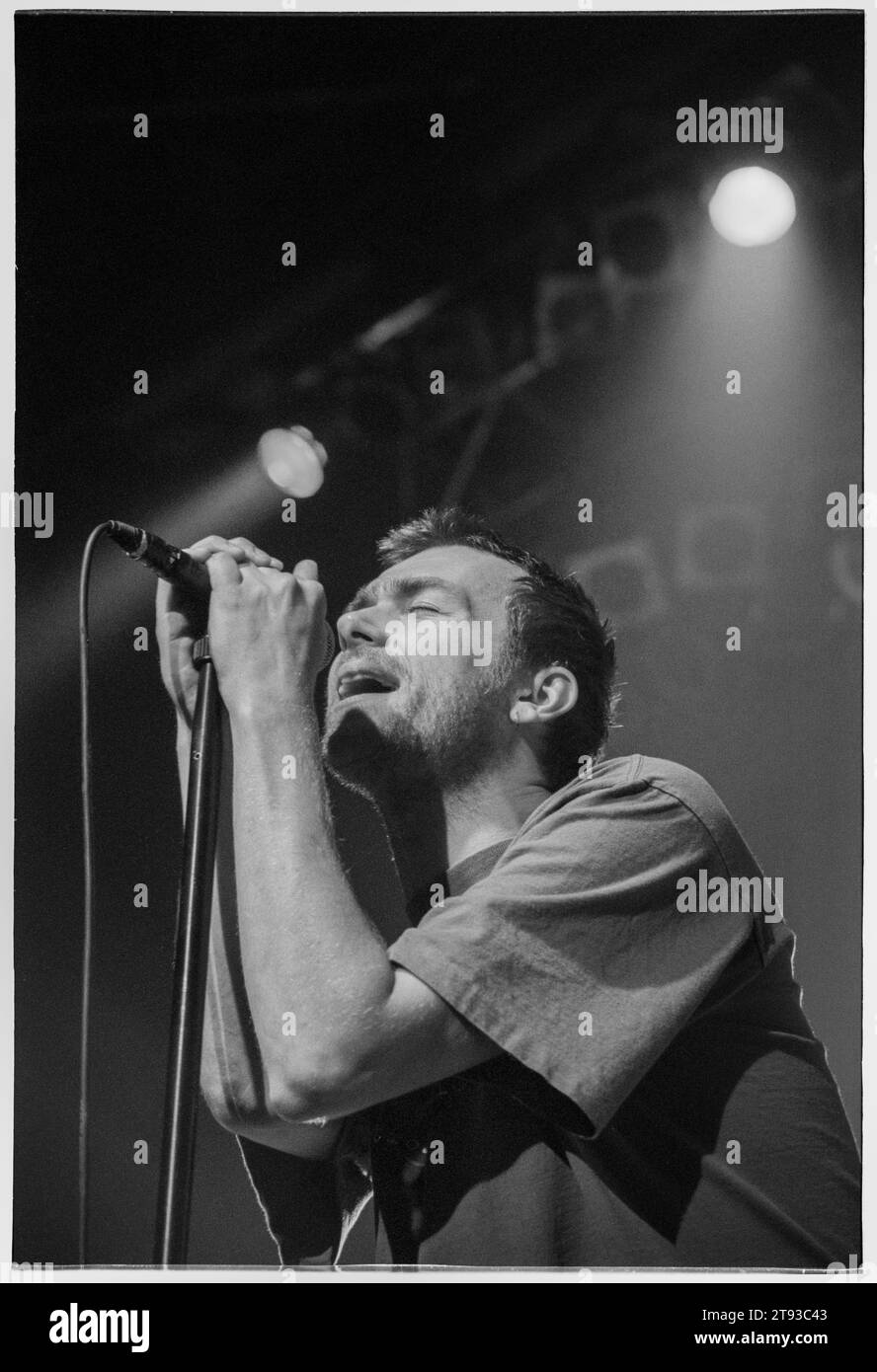 DAMON ALBARN, BLUR, 1999 : le chanteur Damon Albarn lors de la soirée d'ouverture de Blur lors de leur tournée Millennium Celebration 'Singles Night' au Newport Centre au pays de Galles, au Royaume-Uni, le 4 décembre 1999. Photo : Rob Watkins. Lors de cette tournée, le légendaire groupe Britpop n'a joué qu'une poignée de petites dates et l'ensemble se composait de tous leurs singles joués dans l'ordre chronologique. Dans Newport, le groupe a exprimé ses regrets d'avoir à jouer Country House et Charmless Man! Banque D'Images