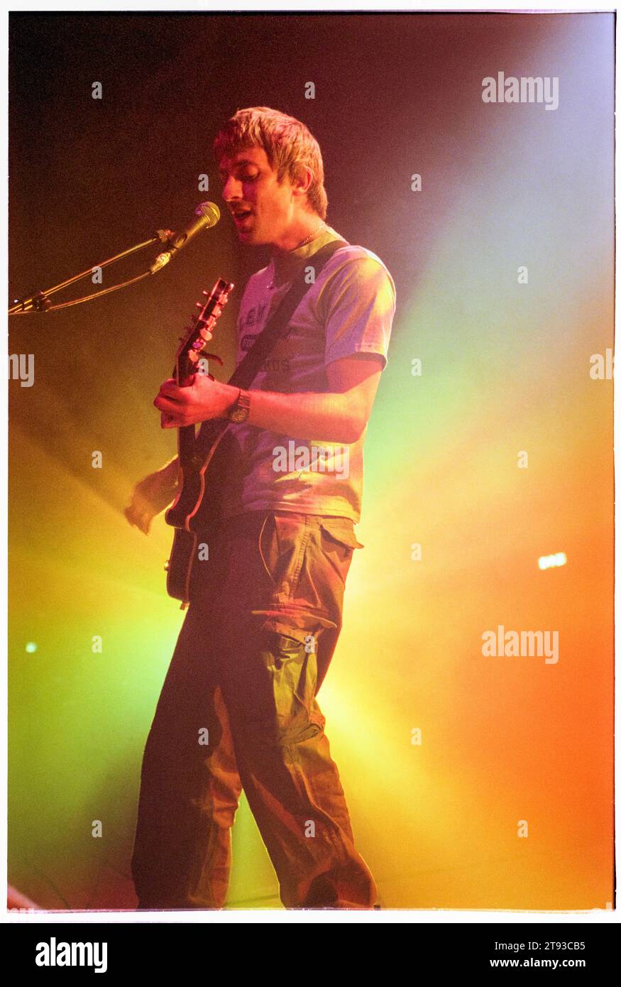 GRAHAM COXON, BLUR, 1999 : le guitariste Graham Coxon lors de la soirée d'ouverture de Blur lors de leur tournée Millennium Celebration 'Singles Night' au Newport Centre au pays de Galles, au Royaume-Uni, le 4 décembre 1999. Photo : Rob Watkins. Lors de cette tournée, le légendaire groupe Britpop n'a joué qu'une poignée de petites dates et l'ensemble se composait de tous leurs singles joués dans l'ordre chronologique. Dans Newport, le groupe a exprimé ses regrets d'avoir à jouer Country House et Charmless Man! Banque D'Images