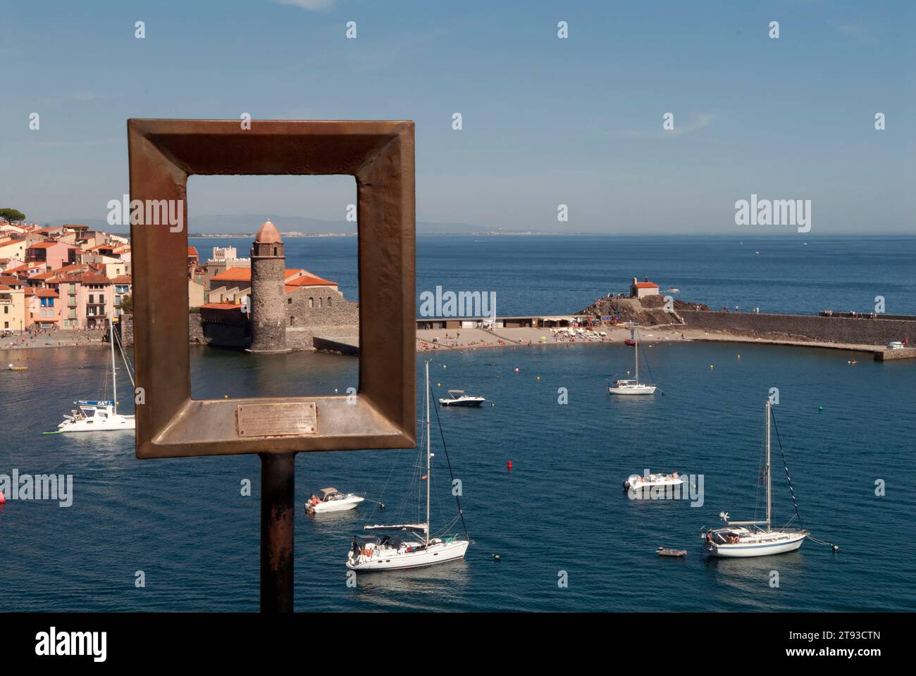 Clocher de Collioure Eglise notre Dame des Anges et port vu à travers un cadre, Pyrénées-Orientales, Languedoc-Roussillon, France Europe années 2016 2010 HOMER SYKES Banque D'Images