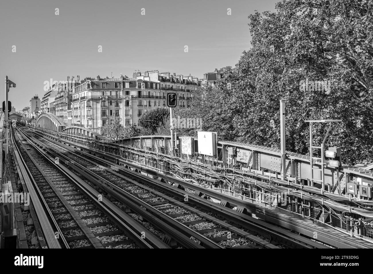 Paris, France - 8 octobre 2023 : vue des rails de métro et des bâtiments résidentiels en arrière-plan à Paris France Banque D'Images