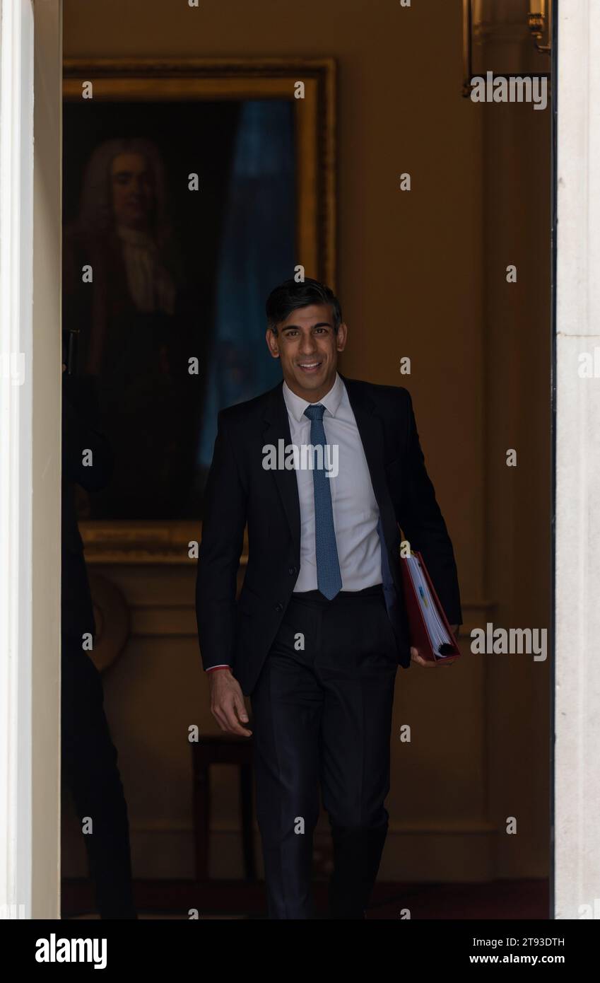 Londres, Royaume-Uni. 22 novembre 2023. Le Premier ministre Rishi Sunak, député, quitte le 10 Downing Street et se prépare à assister au Parlement pour les PMQ et à entendre la déclaration d'automne. Crédit : Malcolm Park/Alamy Live News Banque D'Images