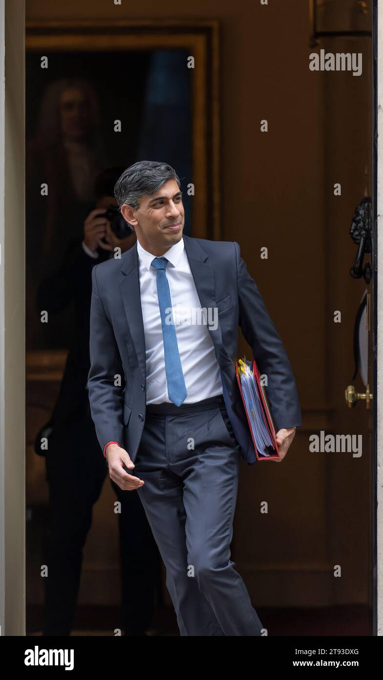 Londres, Royaume-Uni. 22 novembre 2023. Le Premier ministre Rishi Sunak, député, quitte le 10 Downing Street et se prépare à assister au Parlement pour les PMQ et à entendre la déclaration d'automne. Crédit : Malcolm Park/Alamy Live News Banque D'Images