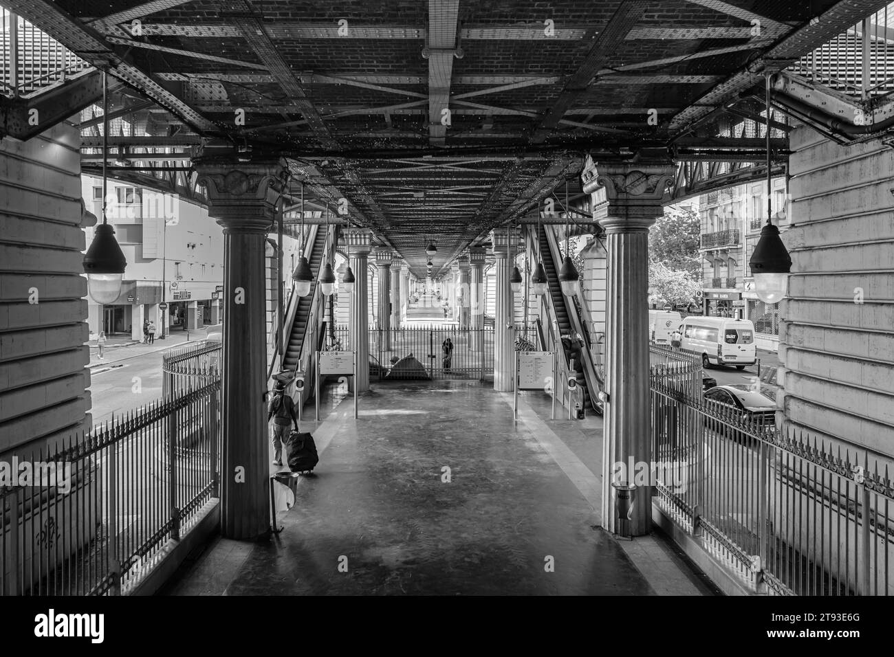 Paris, France - 8 octobre 2023 : vue d'une station de métro typique de Paris France en noir et blanc Banque D'Images
