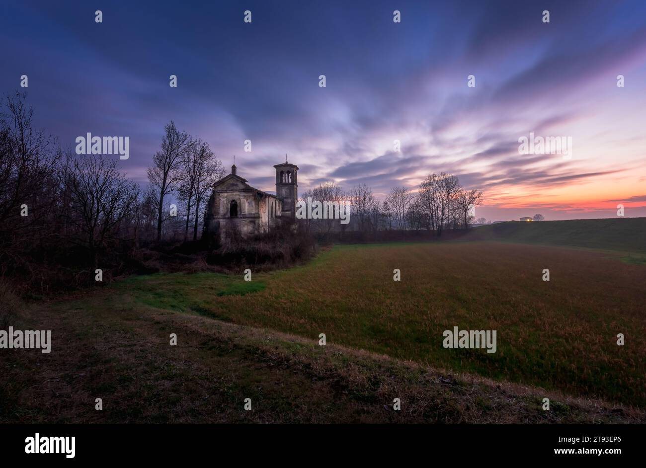 Église abandonnée crépuscule Banque D'Images